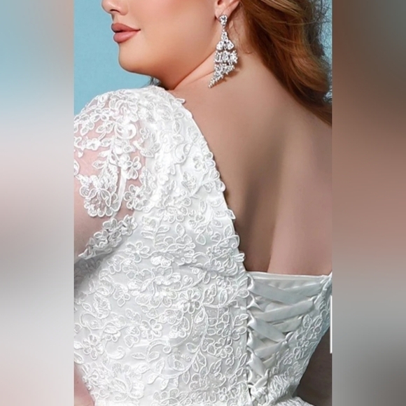 Laura Beth Wedding Dress - Picture 7 of 10